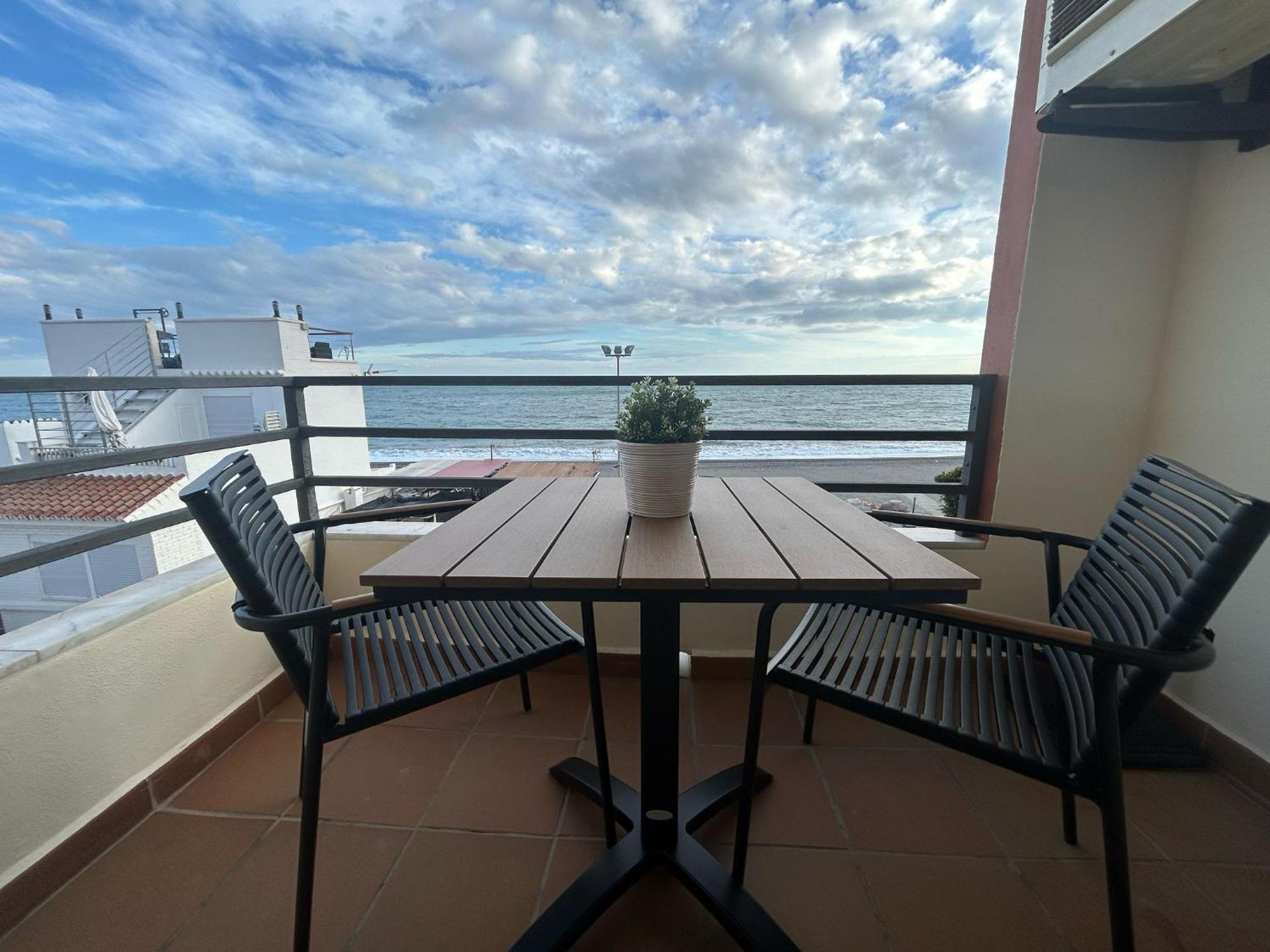 Maravilloso Apartamento En Primera Linea De Playa Con Vistas Al Mar En Caleta De Velez 2 D Exterior foto